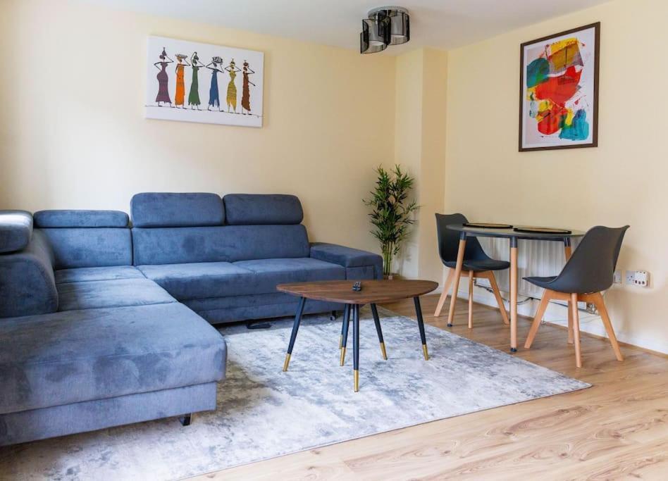 Stylish 3 Bedroom And Free Parking Thamesmead  Kültér fotó