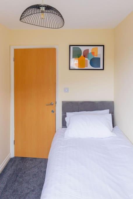 Stylish 3 Bedroom And Free Parking Thamesmead  Kültér fotó