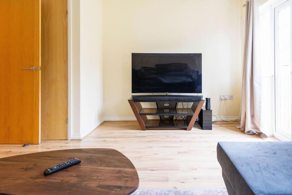 Stylish 3 Bedroom And Free Parking Thamesmead  Kültér fotó