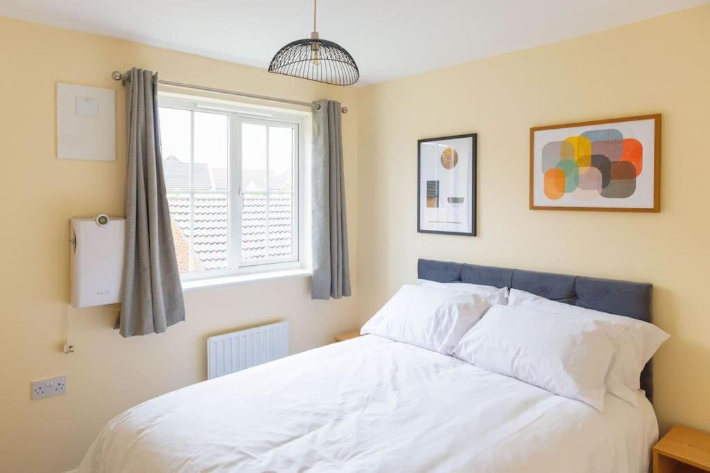 Stylish 3 Bedroom And Free Parking Thamesmead  Kültér fotó